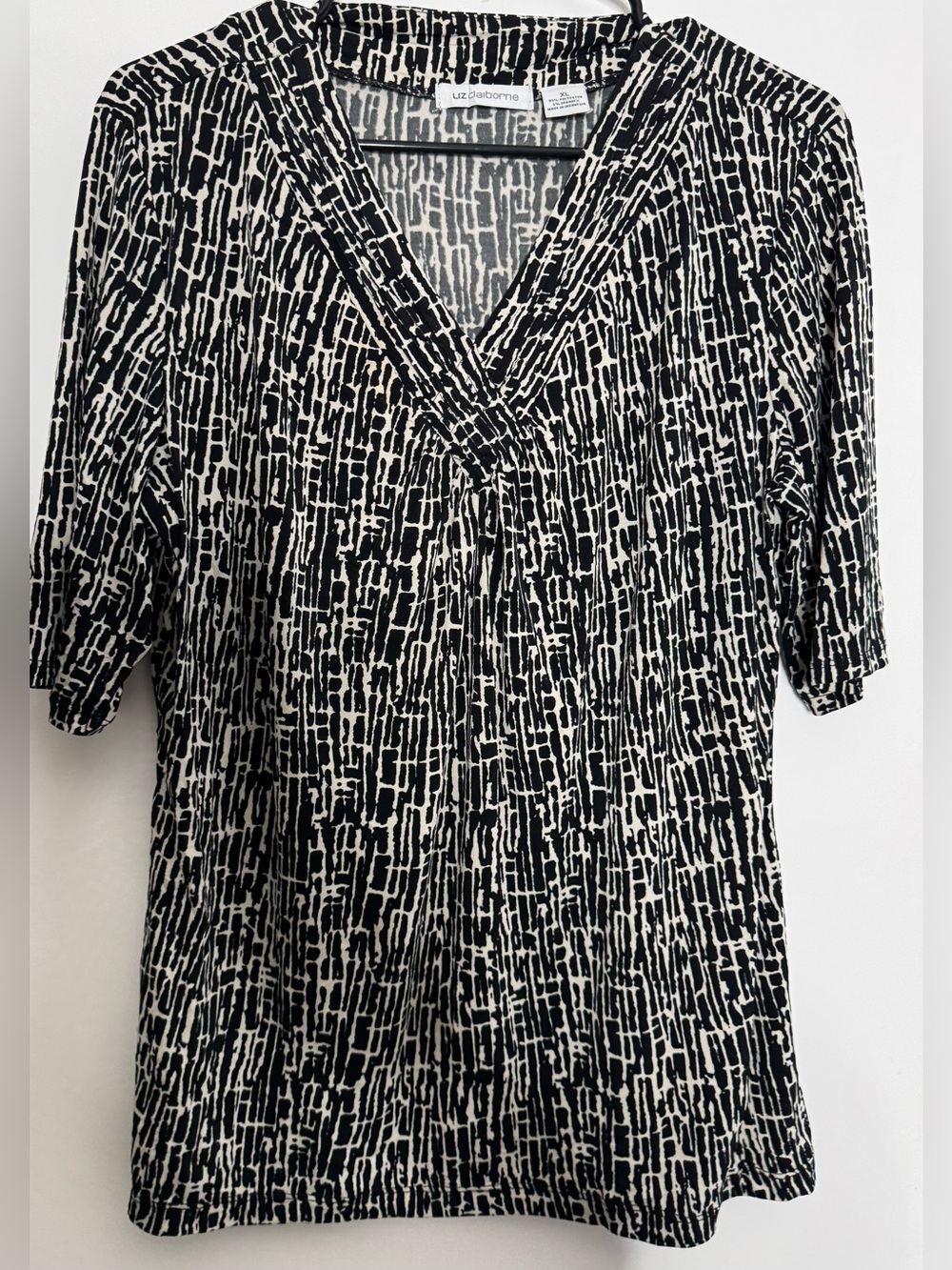 Liz Claiborne Black & White Abstract V-Neck Short Sleeve Top stretch size xl